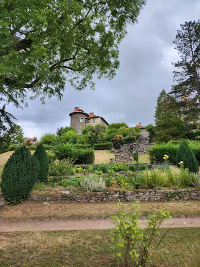 Vue depuis le parc sur le château de Chavaniac-Lafayette