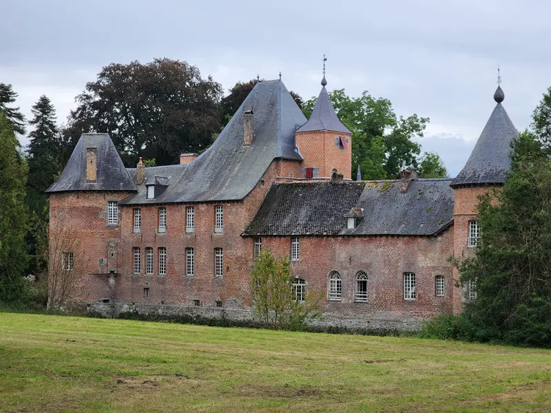 Façade arrière du château de Rametz depuis le parc