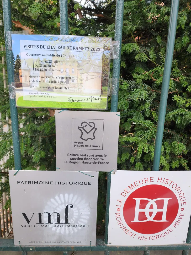 Affiches accrochées sur la grille du château de Rametz