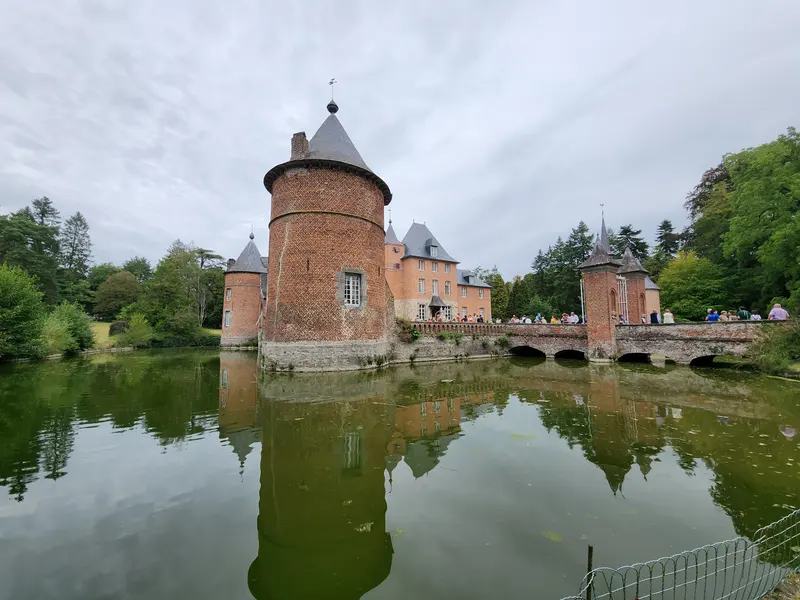 Vue sur le pont dormant du château de Rametz
