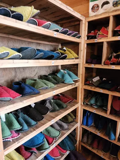 Chaussons fabriqués pas l'atelier de la bruyère à saugues