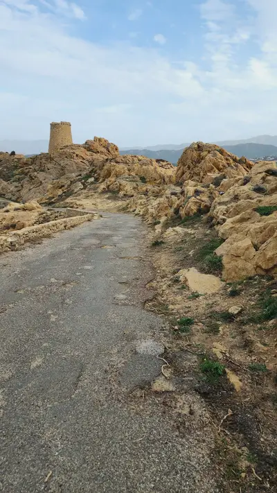 Chemin en pierre menant à la tour génoise