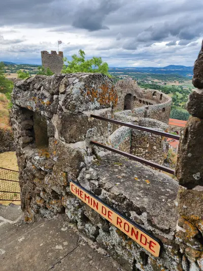 Chemin de ronde forteresse polignac scaled