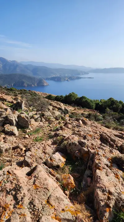 Accès dans les rochers