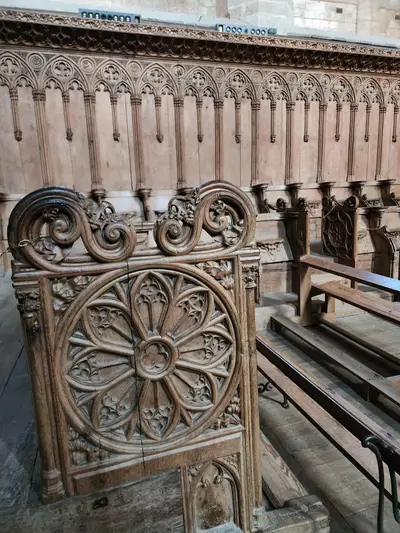 Chêne sculpté des stalles de l'église Saint Robert à la Chaise-Dieu