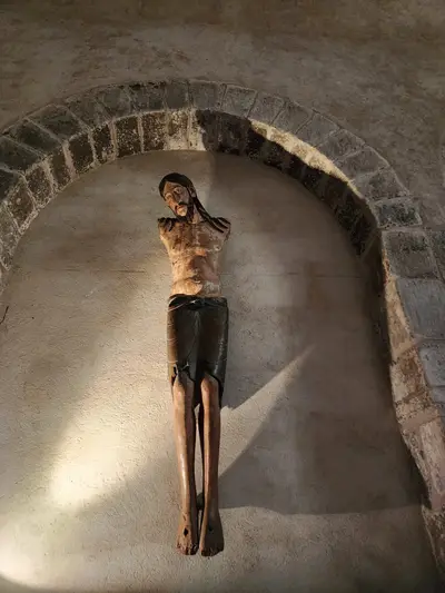 Christ bois refectoire lavaudieu scaled