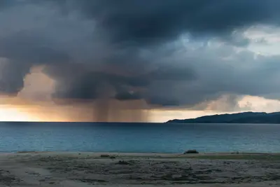 Averse sur la mer
