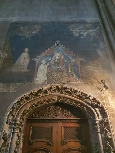 peinture au-dessus d'une porte