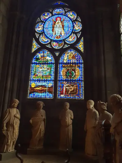 vitraux au-dessus d'un groupe de statues