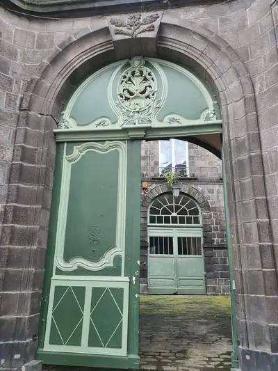porte d'un hôtel particulier