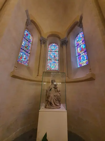 vitraux dans l'absidiole