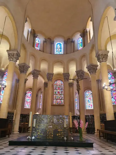 choeur avec vitraux et piliers