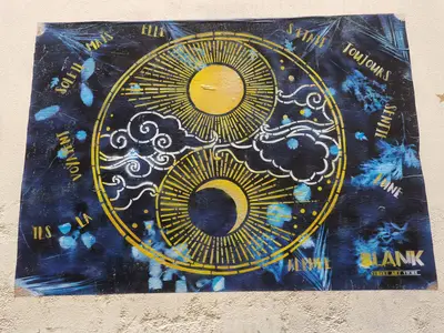 Lune et soleil au milieu de la mer et du ciel