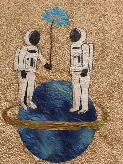 Deux astronautes amoureux sur une planète
