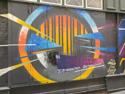 Fresque avec des cercles, des lignes
