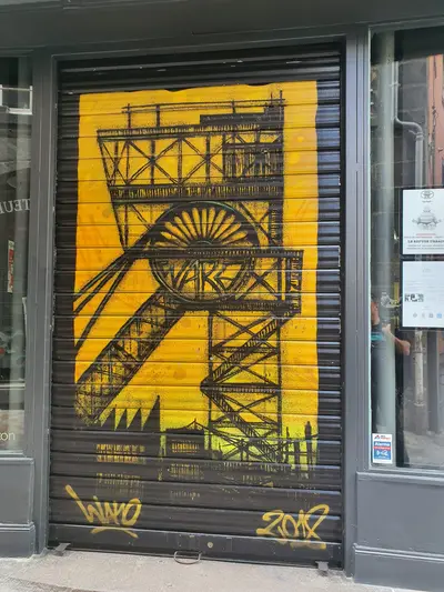 Chevalement noir sur fond jaune