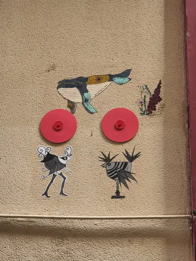 Collage de deux oiseaux et d'une baleine