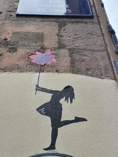 Ombre d'une femme tenant une fleur