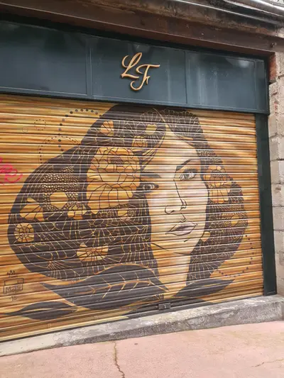 Fresque d'une femme avec des fleurs dans les cheveux sur fond orangé