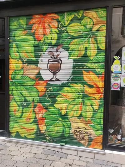 fresque d'un verre de vin au milieu de la vigne