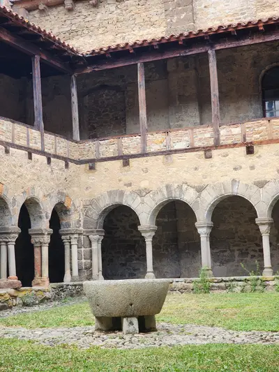 Bassin du cloître de Lavaudieu