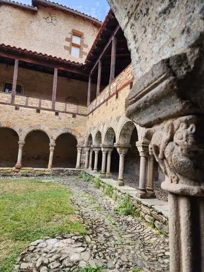 Chapiteau du cloitre de l'abbaye de Lavaudieu