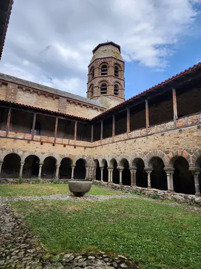 Cloître de l'abbaye de Lavaudieu