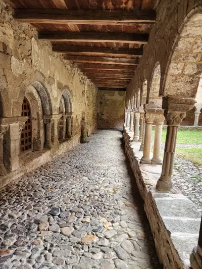 Galerie pavée de l'abbaye de Lavaudieu