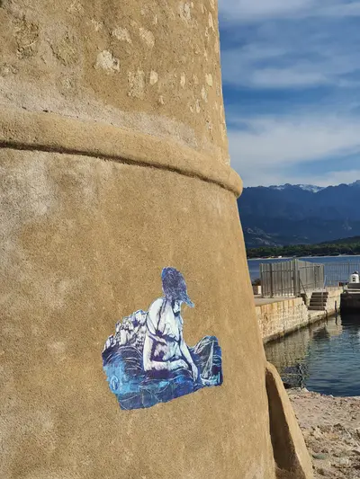 Collage bleu et blanc sur les murs de la citadelle