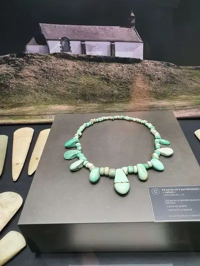 Collier de perles au musée de la Préhistoire de Carnac
