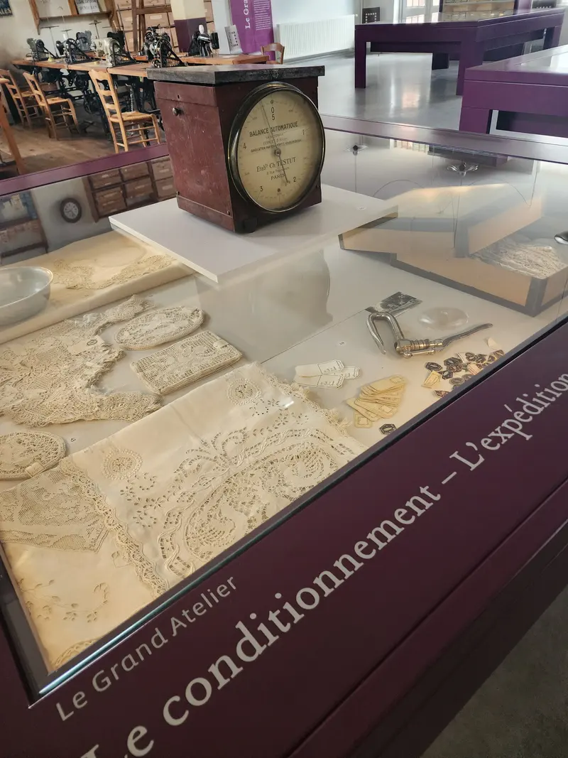 Conditionnement et expédition des dentelles au musée de Retournac
