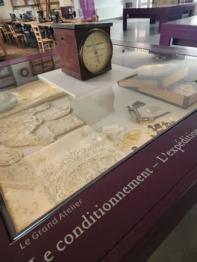 Conditionnement et expédition de la dentelle au musée de Retournac