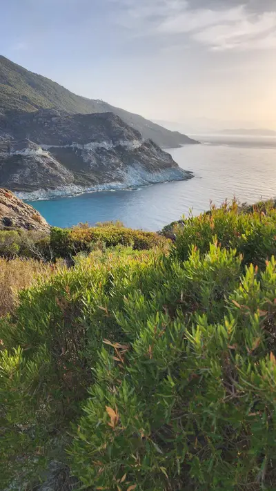 Route longeant la côte en Corse
