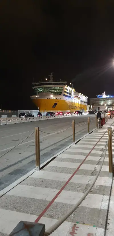 Ferrie à quai