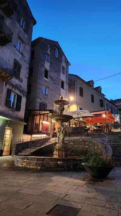 Place avec une fontaine