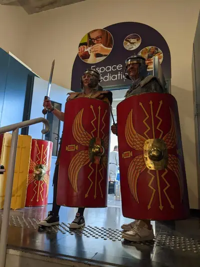 Habillés en costumes romains au Forum Antique de Bavay