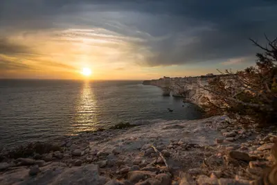 Coucher de soleil sur la mer et les falaises de Bonifacio