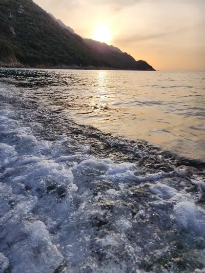 Vagues et coucher de soleil