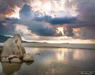 Coucher de soleil sur la mer et les rochers