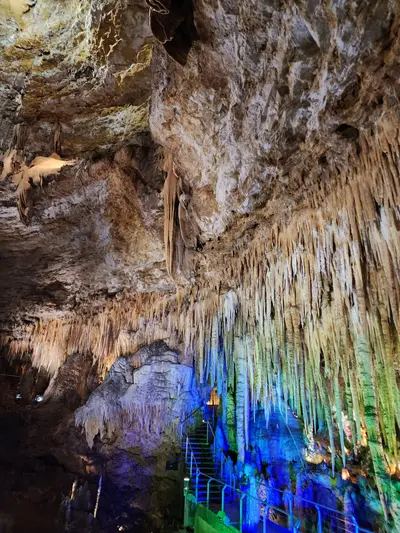 jeux de lumière dans le gouffre de Proumeyssac