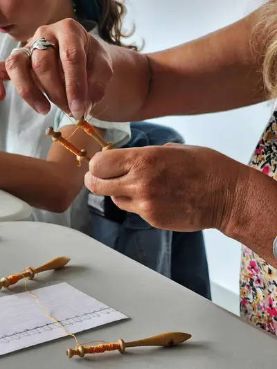 Bobinage de deux fuseaux à l'atelier dentelle de Retournac