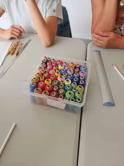 Choix de la couleur des fils à l'atelier dentelle de Retournac