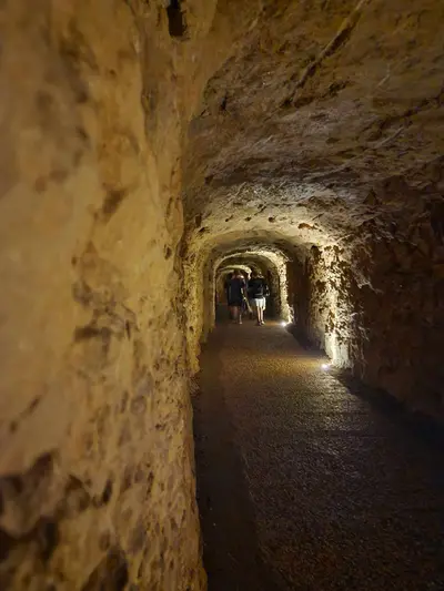 couloir aménagé pour accéder au gouffre de Proumeyssac