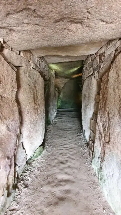 Couloir dolmen de la table des marchands