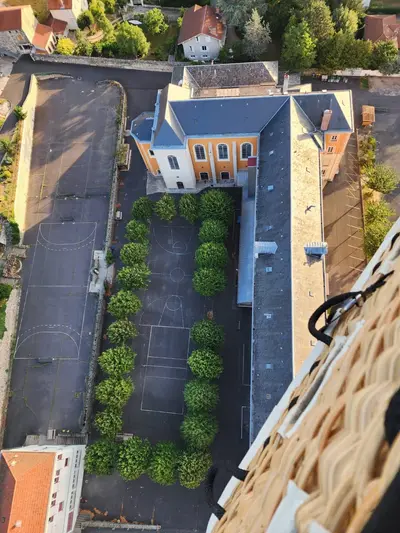 Cour ecole le puy en velay montgolfiere et decouvertes scaled