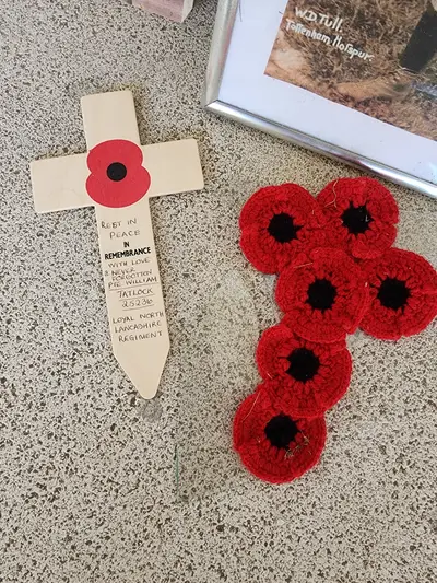croix avec des fleurs