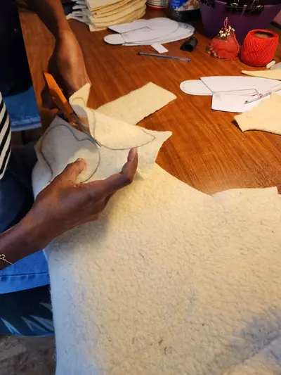 Découpage de la laine feutrée dans les ateliers de la Bruyère à Saugues