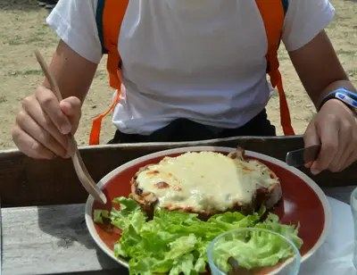 Déjeuner au village Poul-Fetan