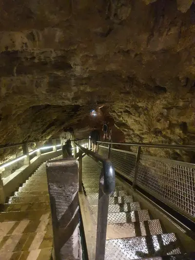 Descente par les escaliers du gouffre de Padirac