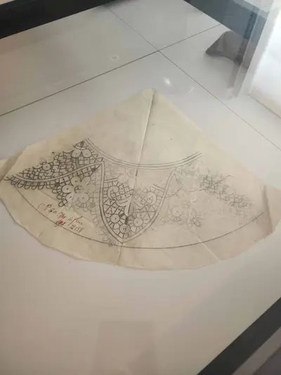 Dessin et calque de dentelle au musée de Retournac